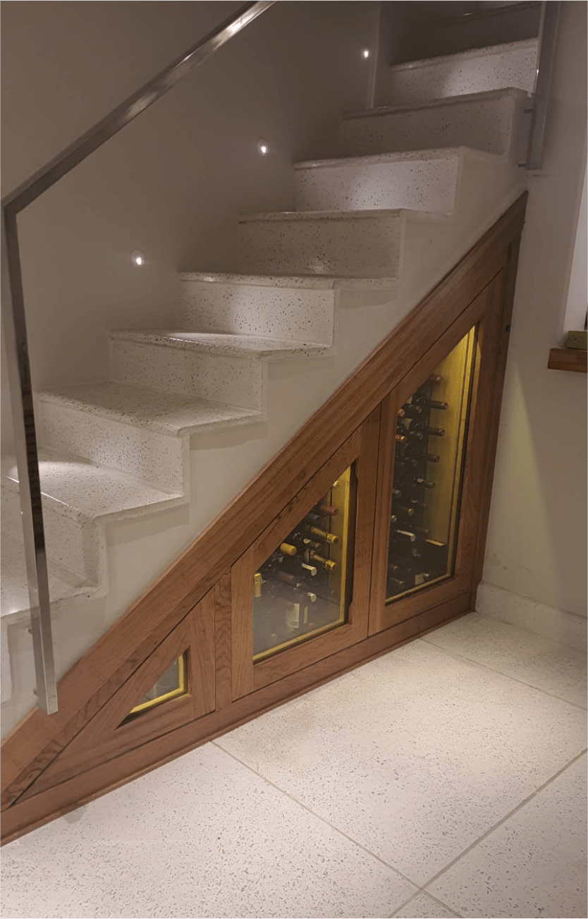 elite adegas climatizadas sob a escada